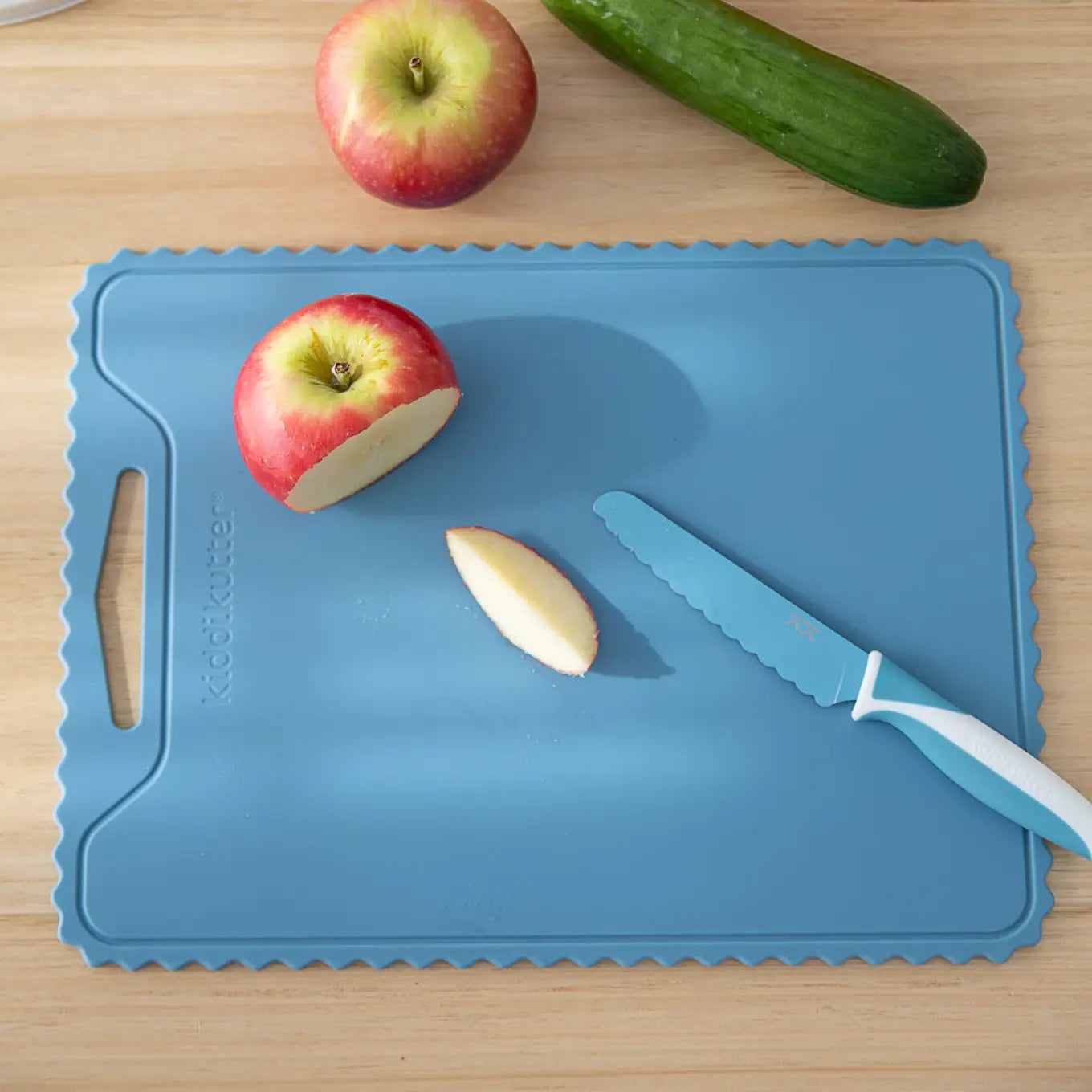 Kiddikutter Crinkly Cutting Board Sky Blue